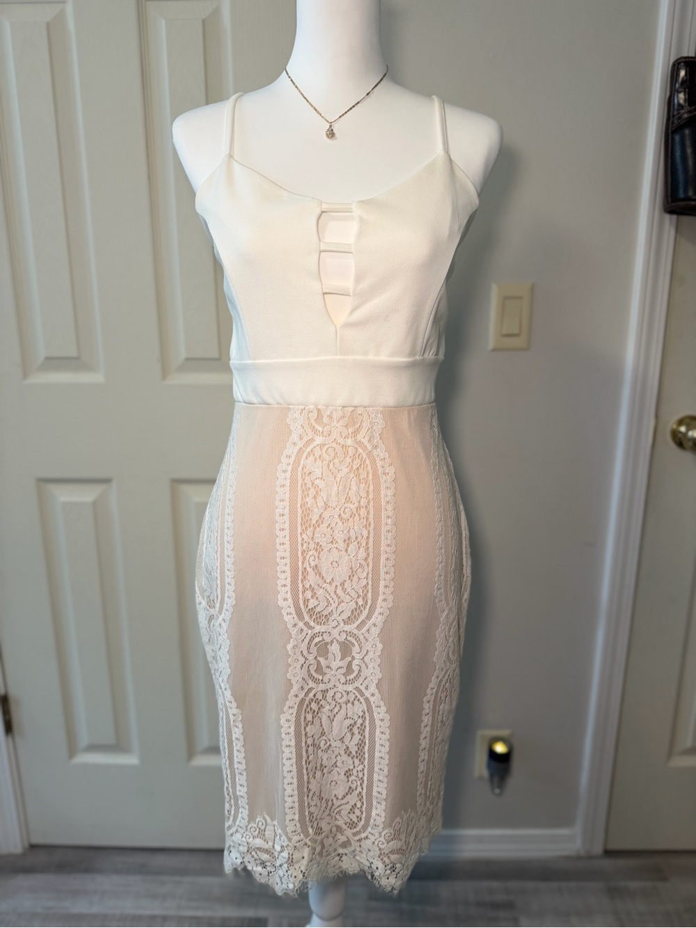 Women Charming Lace White Midi Bodycon Dress Medium